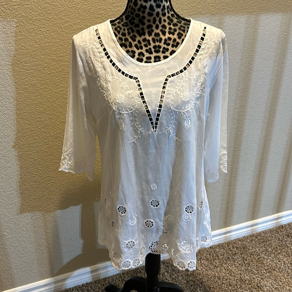 Women’s whit tunic top with embroidery detail, NWT, size M